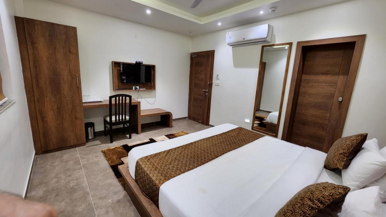 Hotel Nova Pride Rajkot Exterior foto